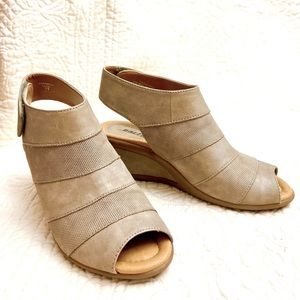 Earth Coriander Wedge Sandal size 7 Stone